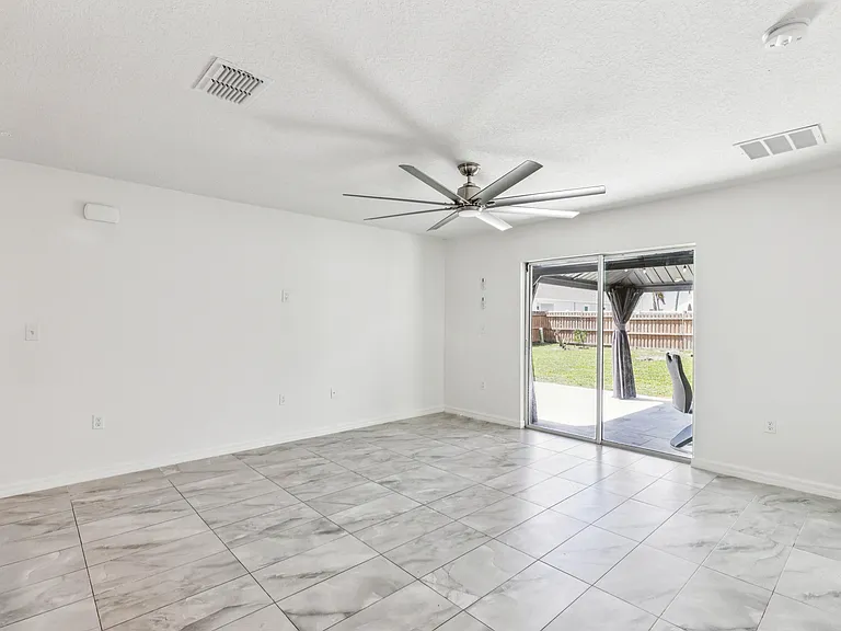 766 SE Academy Ln — Photo 16