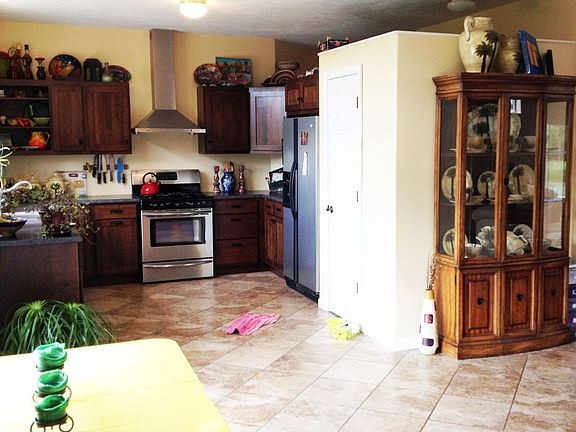 Kitchen (appliances stay)