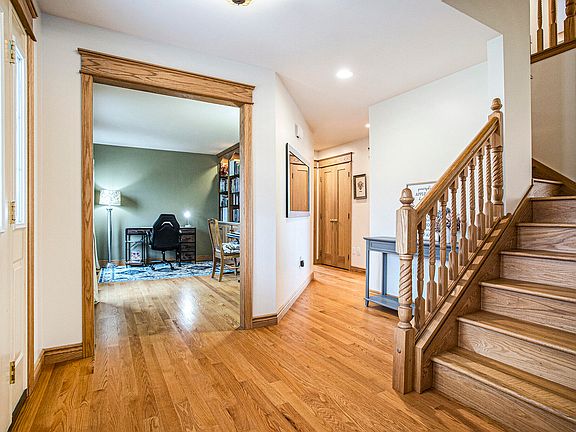 4th image of 44 Candlewood Ct