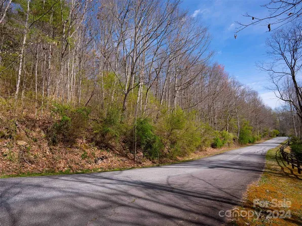 29 Connemara Overlook Dr, Hendersonville, NC 28739