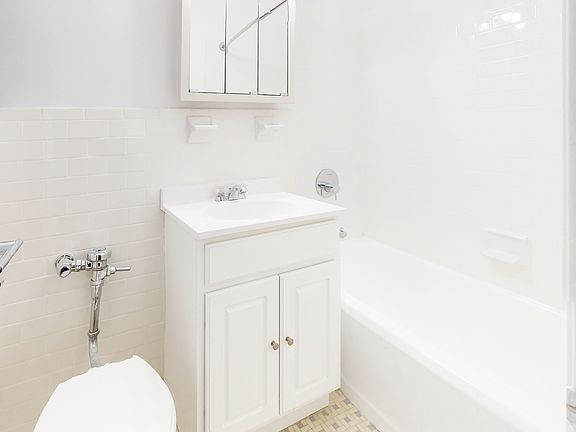 3rd image of 160 E 55th St APT 2B