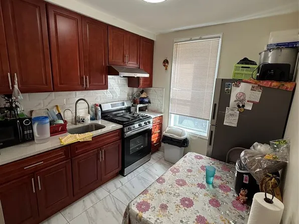 2896 Heath Avenue image 2 of 7