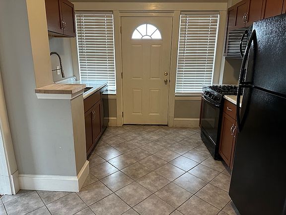 kitchen, access to rear balcony