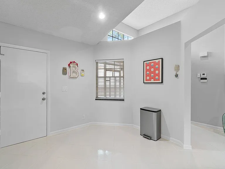 7916 Coral Pointe Dr — Photo 5