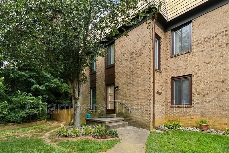 3 bed, 3.5 bath, 2085 sqft, $3,200 — Photo 2
