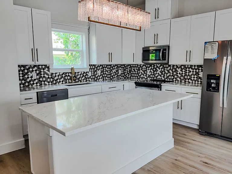 823 N Loop #A — Photo 37