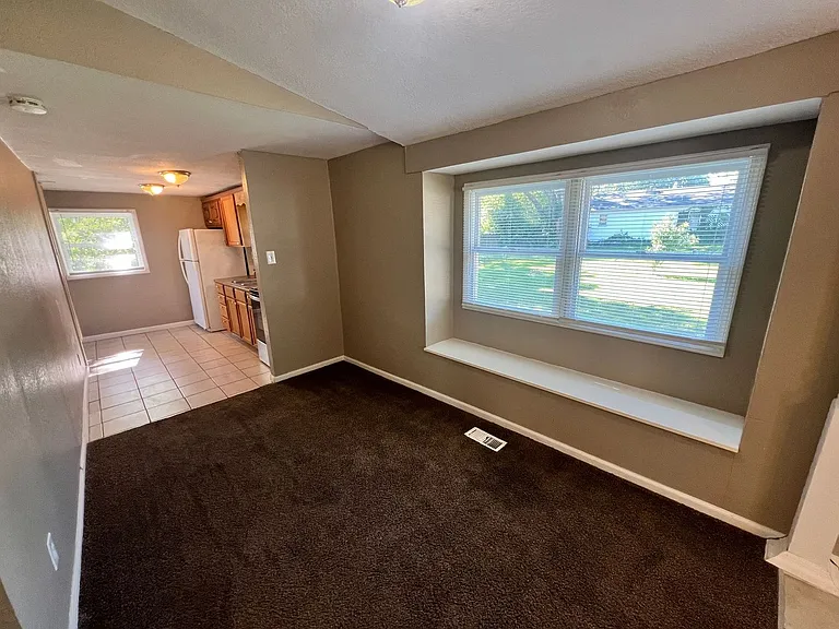607 N Hocker Ave — Photo 4