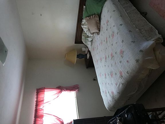 5th image of 102 NW 10th Dr