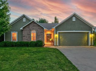 804 NE Carousel Ln, Lees Summit, MO 64086