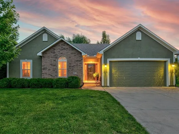 804 NE Carousel Ln, Lees Summit, MO 64086