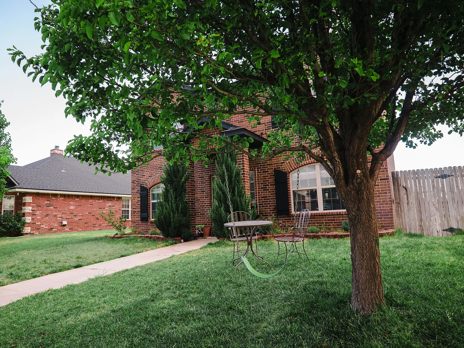 4 bed, 2.5 bath, 2283 sqft, $2,800 — Photo 2