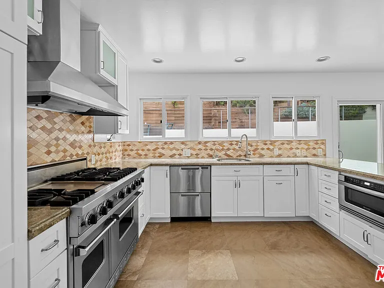 1759 N Beverly Dr — Photo 16