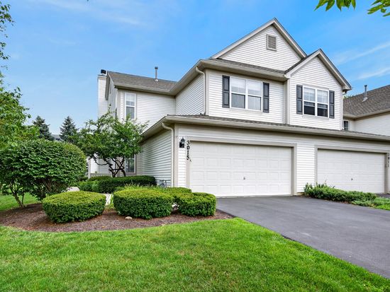 3015 Langston Cir, St Charles, IL 60175