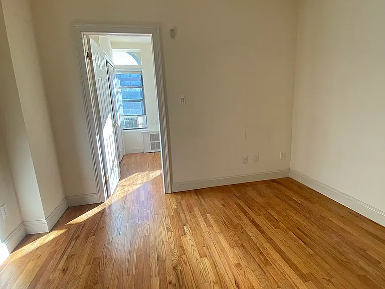 405 E 69th St #5D — Photo 3