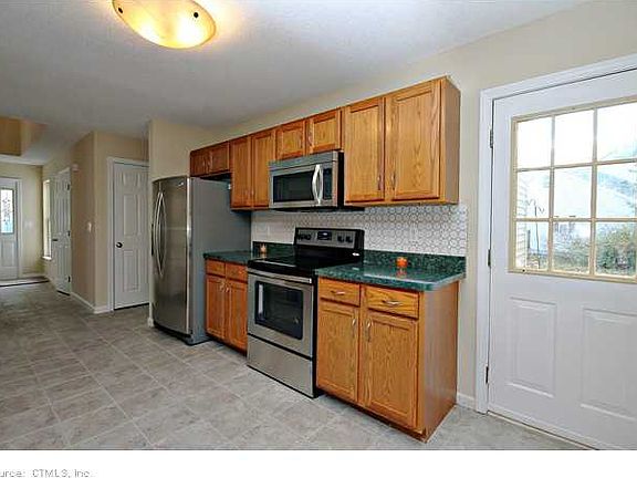 5th image of 15 Fitch Meadow Ln