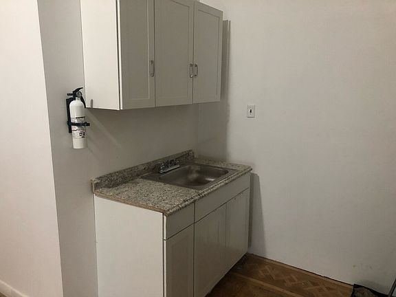4th image of 317 Grand St #656226