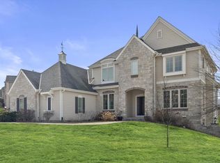 17975 Peregrine Ln, Brookfield, WI 53045