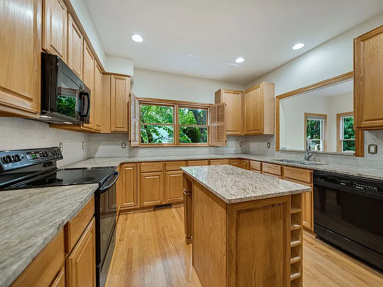 205 Columbia Pl W — Photo 3