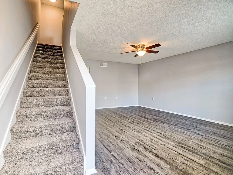 Hillwood Pointe Apartments — Photo 6