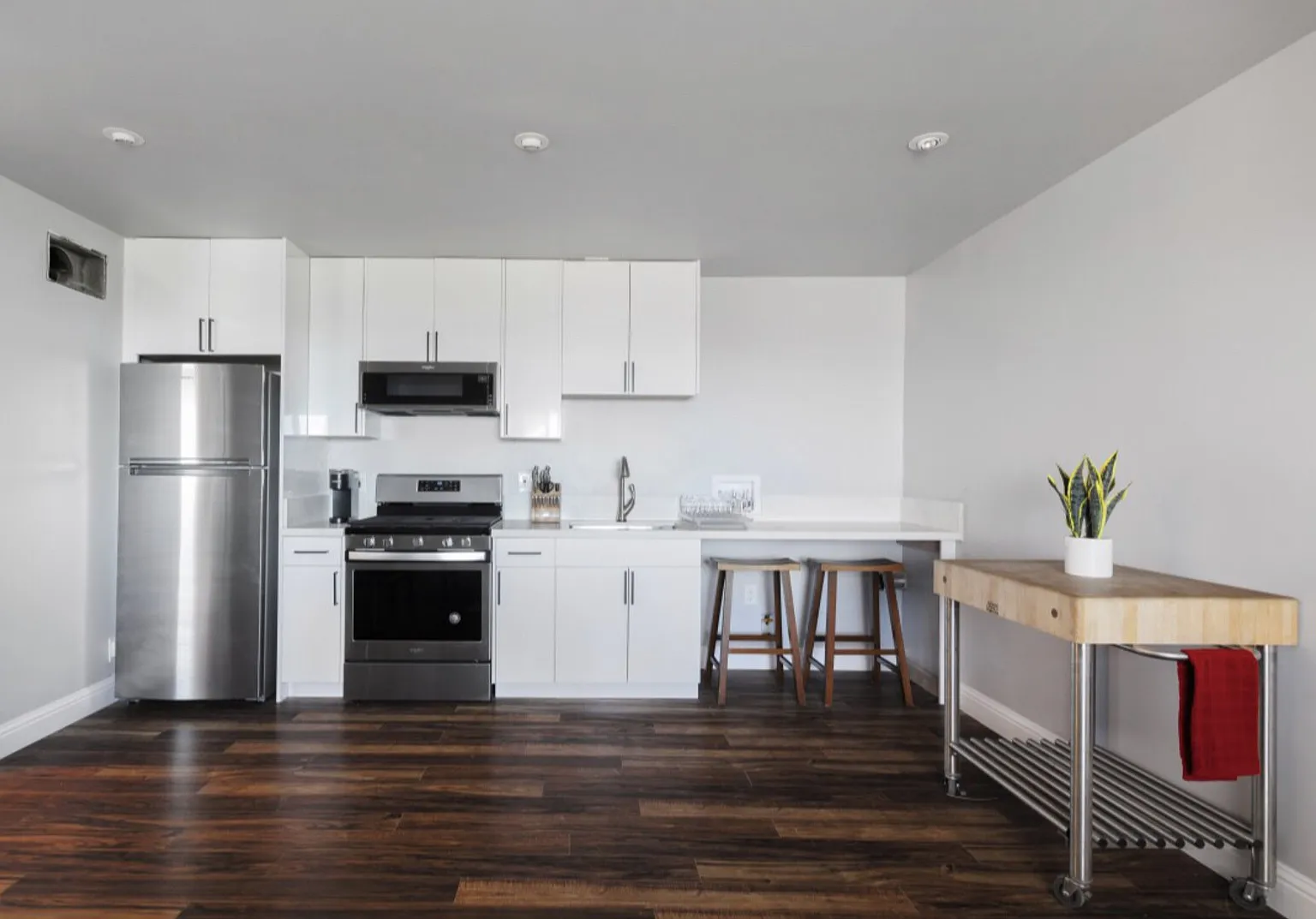 Adorable 1-bedrooms with gorgeous view and patio — Photo 2
