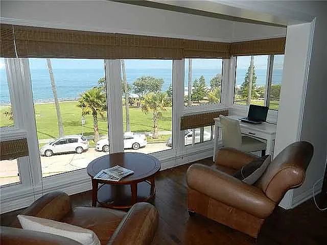 Front viewing room.