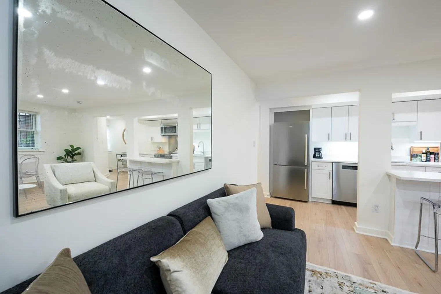 2 bed, 1.0 bath, 11840 sqft, $4,654 — Photo 2