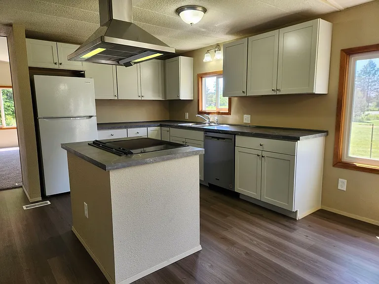 882 E Kelly Rd — Photo 3
