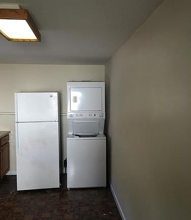 4th image of 32 Bank St #B