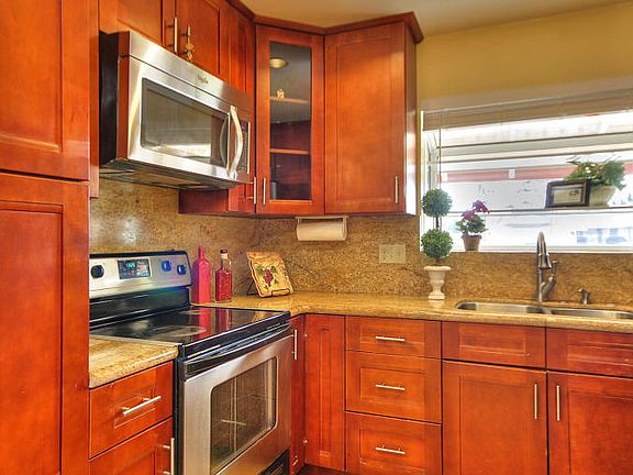 4th image of 32457 Jacklynn Dr