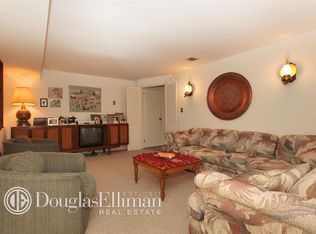 29 Gilbert Ln, Plainview, NY 11803
