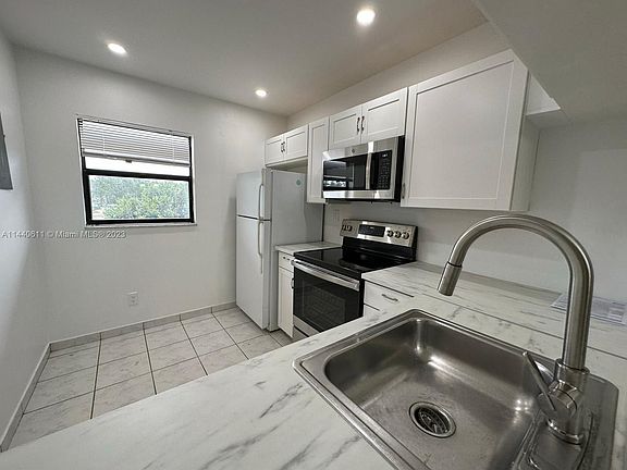 4th image of 10453 NW 11th St #206
