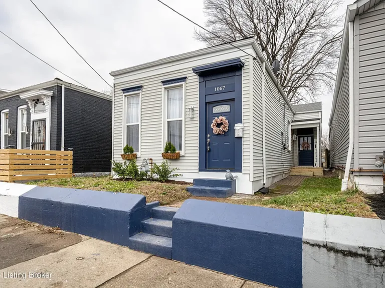 1067 Mary St — Photo 3
