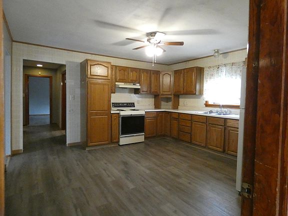 LARGE KITCHEN