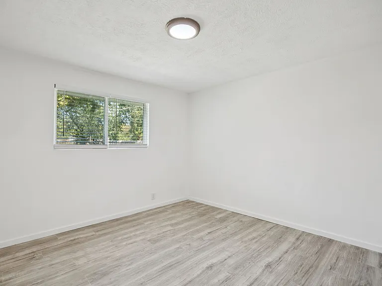 303 N Delphine St — Photo 12