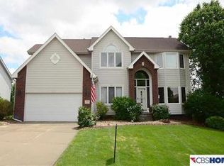 909 Roland Dr, Papillion, NE 68046