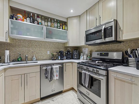 5th image of 153 Irvington Ave #102-2