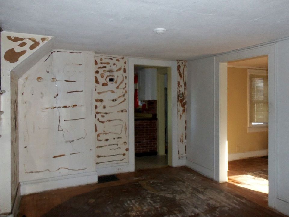 Cozy Living Room Leading to DR & Kitchen