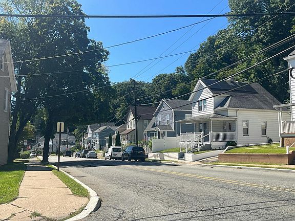 4th image of 122 Mount Hope Ave