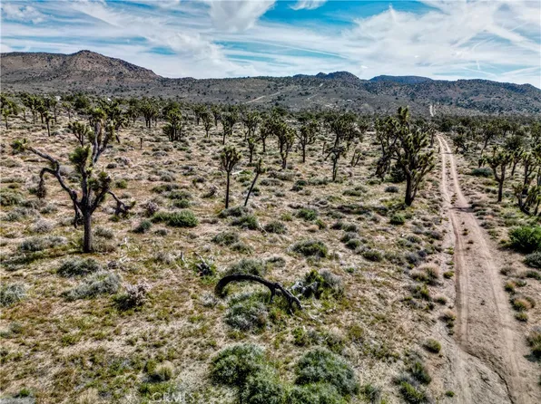27 Vista Rd, Pioneertown, CA 92268