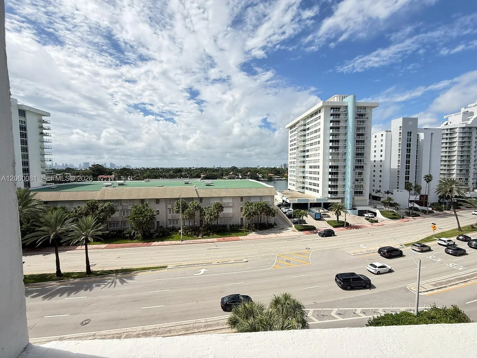 Corinthian Condo — Photo 3