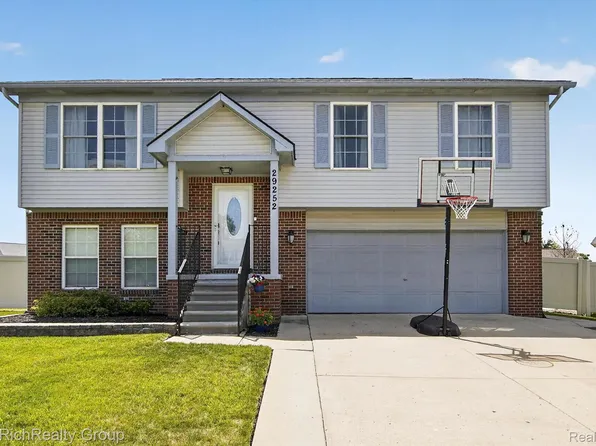 29252 Hunter Ct, Brownstown, MI 48183