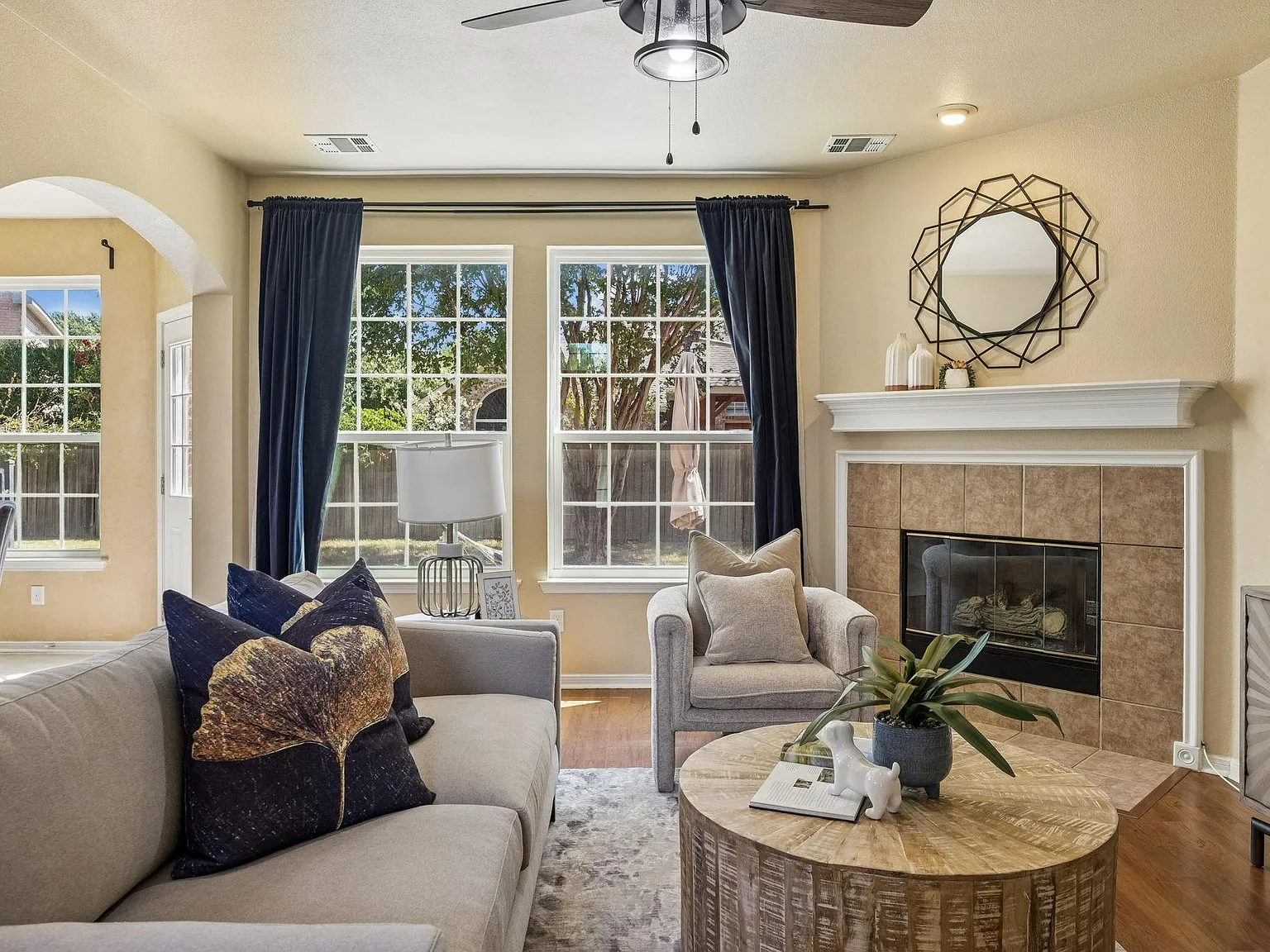 4 bed, 2220 sqft, $3,500 — Photo 4