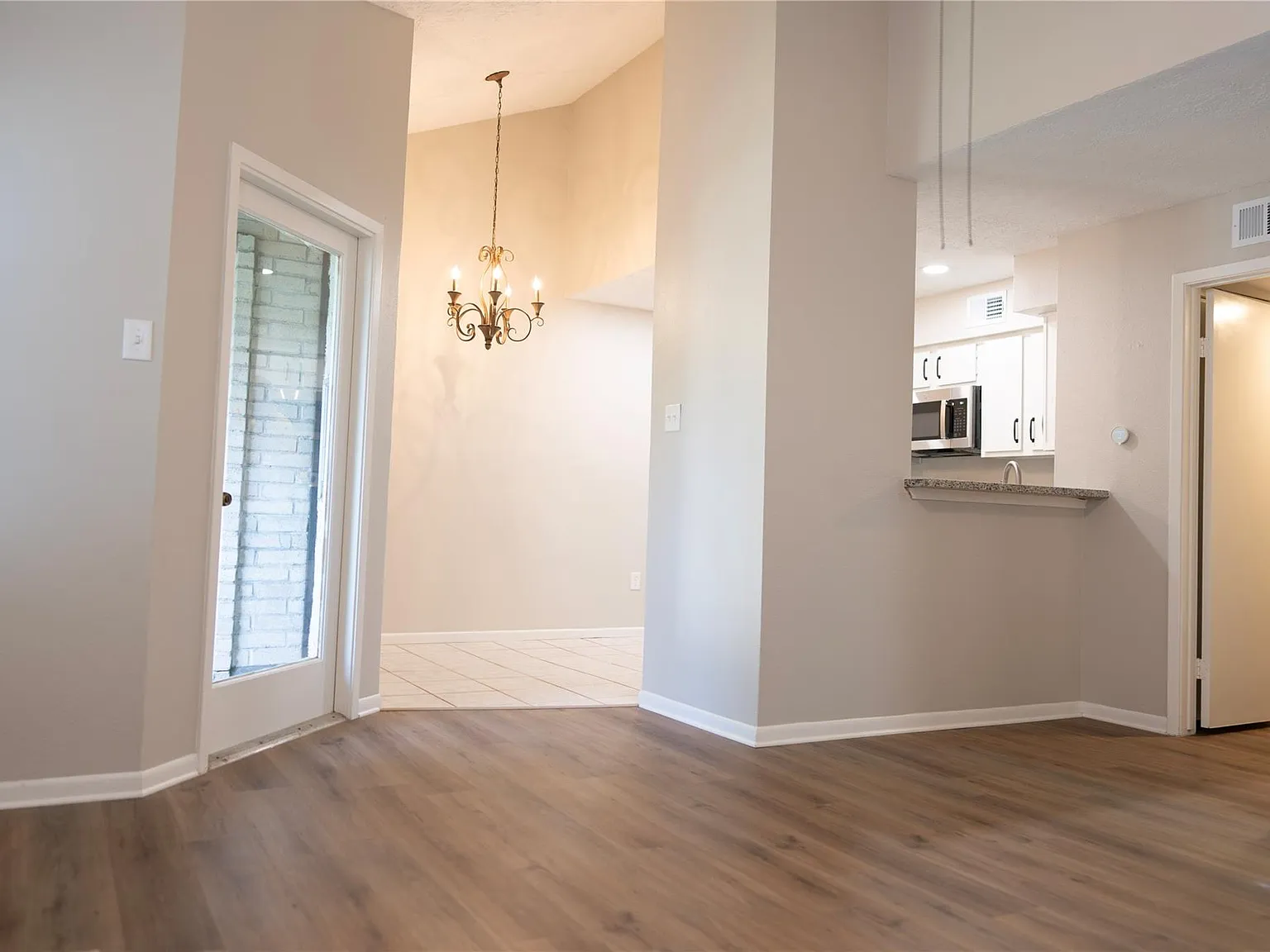 1 bed, 1.0 bath, 742 sqft, $1,150 — Photo 3