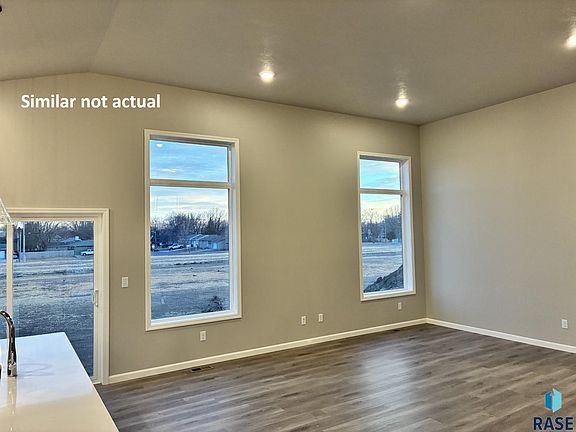 4th image of 2213 E Alexa St
