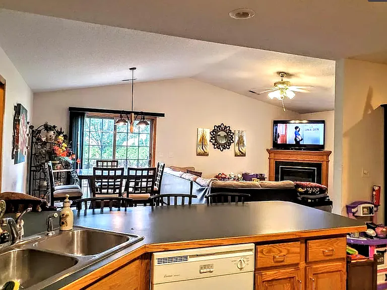 1901 Lillian Dr — Photo 6