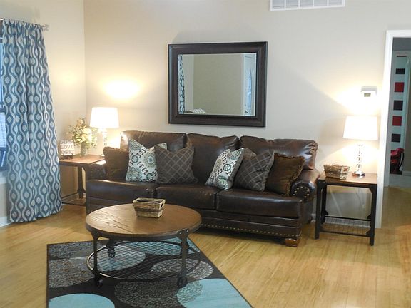 5th image of 105 Oak View Dr