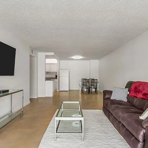 2 bed, 1056 sqft, $1,900 — Photo 2