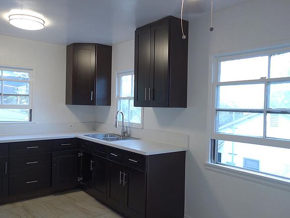 3rd image of 1419 N Allen Ave