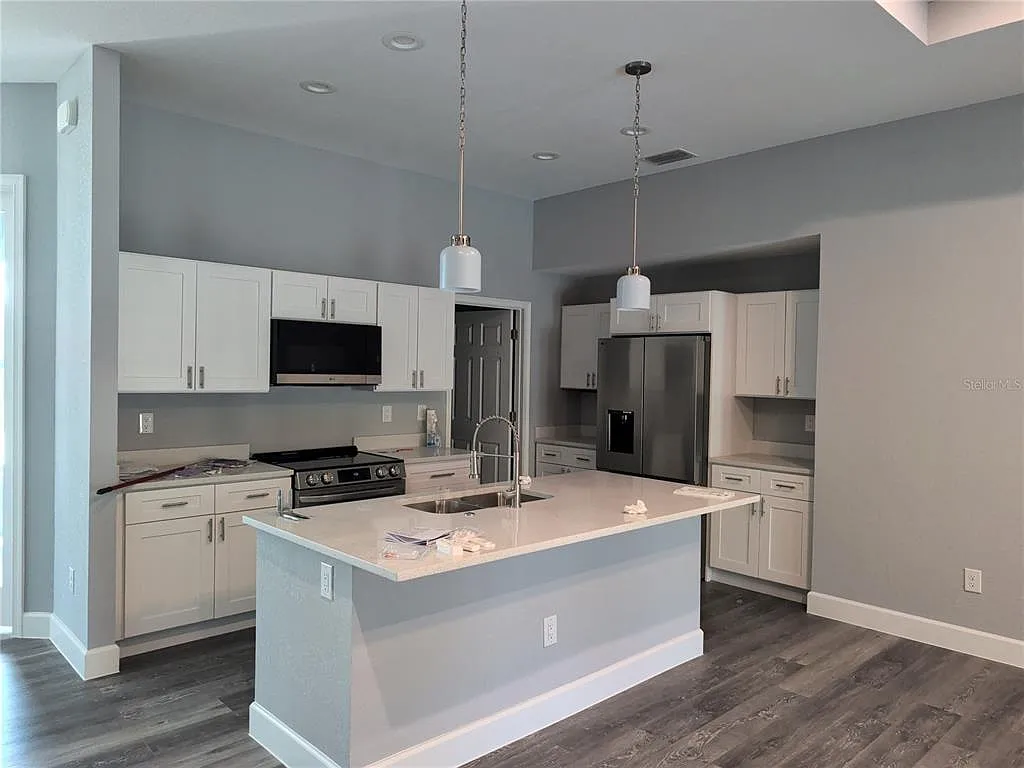 3 bed, 2.0 bath, 1684 sqft, $3,000 — Photo 2