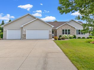 W6415 Boonesborough Dr, Greenville, WI 54942